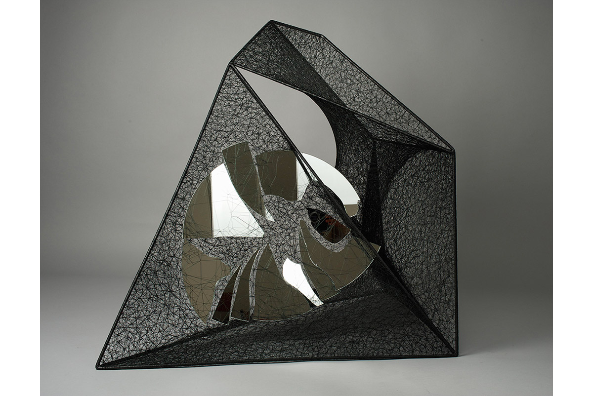 image State of Being (Mirror), 2015 ARMATURE EN MÉTAL, MIROIR ET FIL NOIR  93 X 120 X 74,5 CM 36 5/8 X 47 1/4 X 29 3/8 IN.  © Chiharu Shiota. Photo Sunhi Mang.