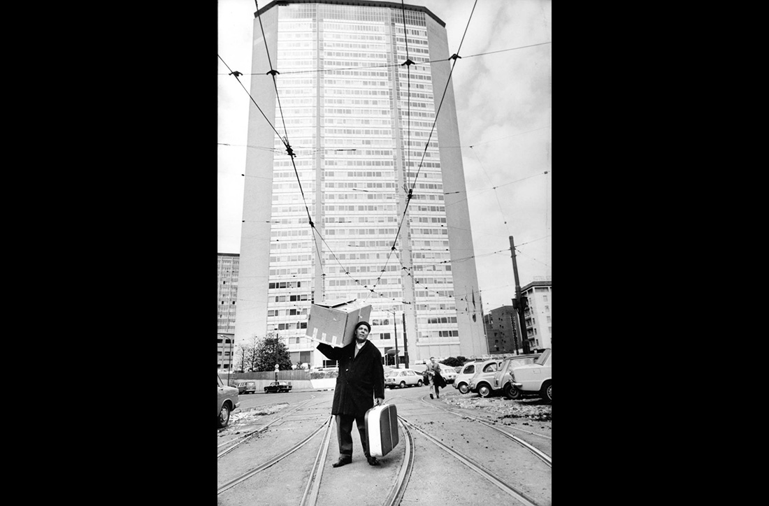 image Immigrato sardo davanti al grattacielo Pirelli, Milano, 1968
