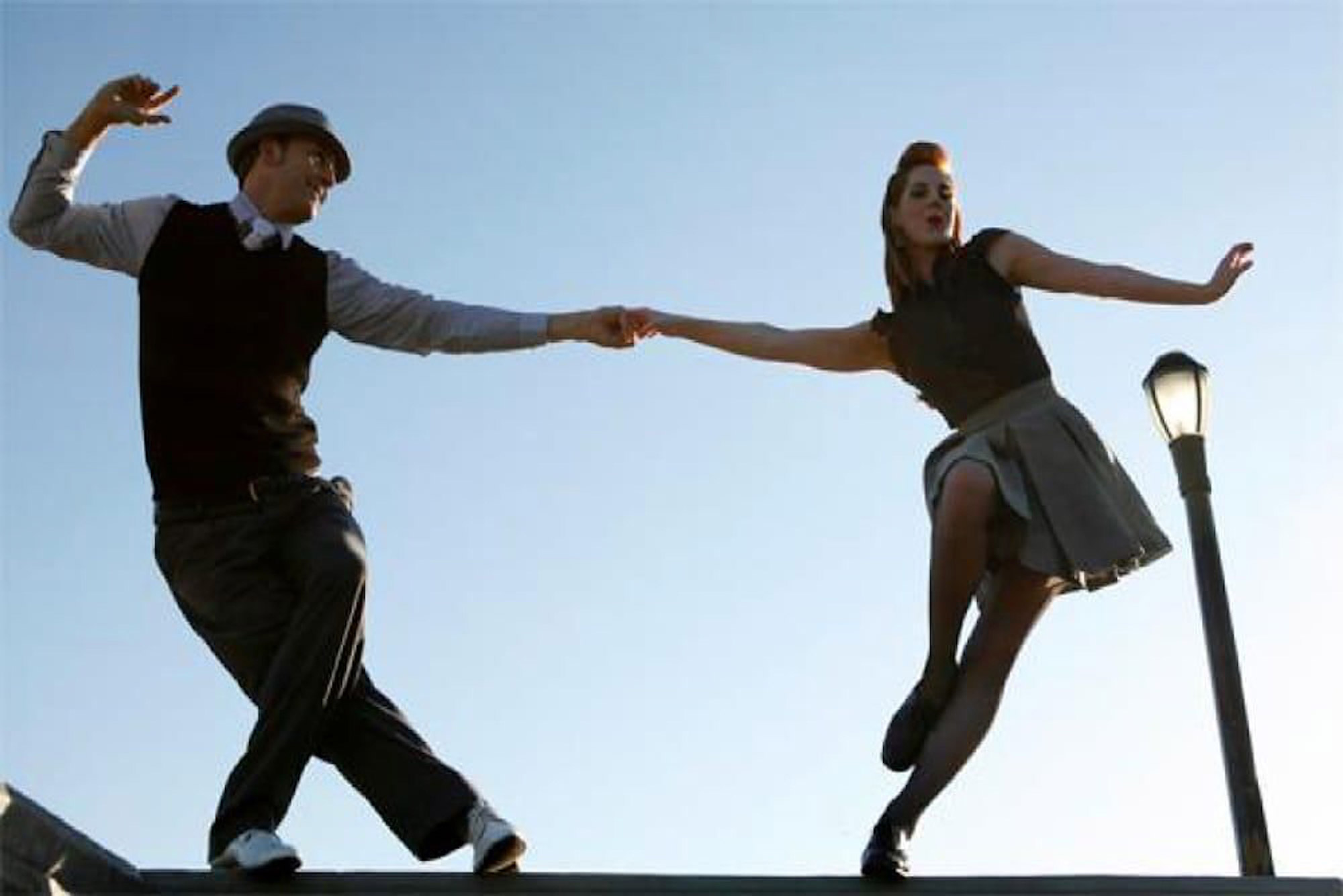 image Lindy-Hop---danseurs-pro-Kevin-St-Laurent-et-Emily-aka-Jo-site