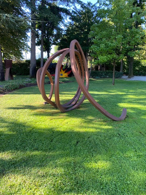 image Ligne Indéterminée (Indeterminate line), Bernar Venet, 1986, Acier roulé de 10 cm 250X290 cm
