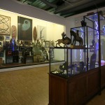 Thumbnail of http://L’œuvre%20«%20La%20Vitrine%20des%20Innocents%20face%20au%20mur%20Breton%20»,%20de%20préférence%20aux%20«%20Icônes%20»,%20Centre-Georges-Pompidou.%20%20