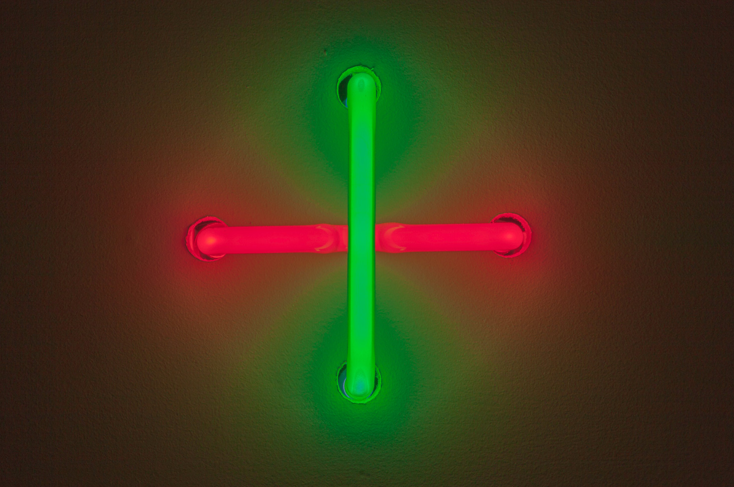 image La-croix-rouge-et-verte-en-néon