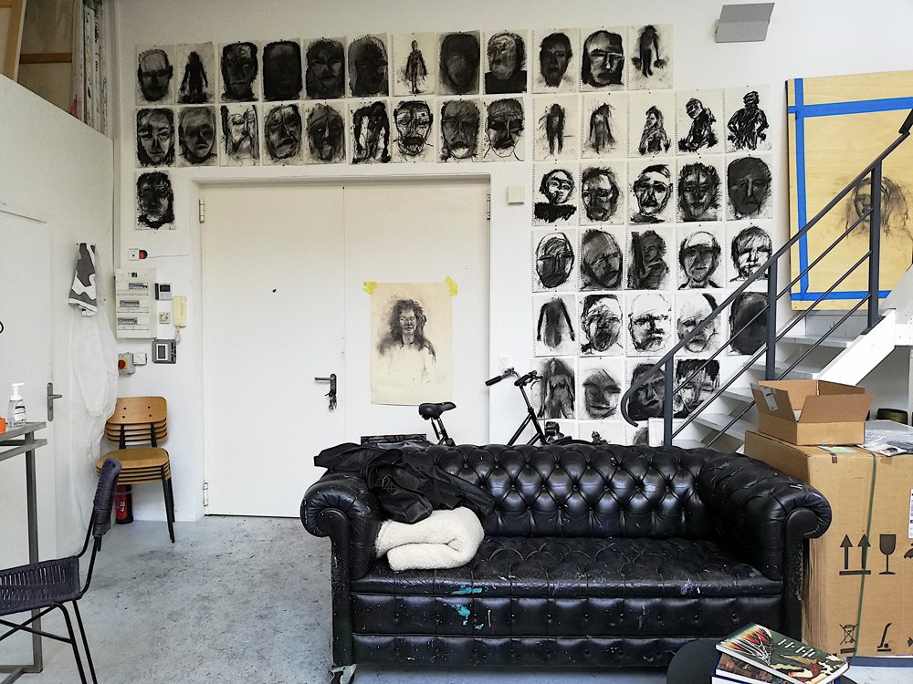 image Olympe-Racana-Weiler,-vue-d'atelier,-série-de-portraits-à-la-craie-noire,-©Harry-Kampianne-LD