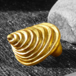 Thumbnail of http://Christophe%20Tissot,%20Neptune%20Bague%20sculpture%20bois%20doré%20à%20la%20feuille%20-%20Pièce%20unique%20photographiée%20par%20l’artiste.