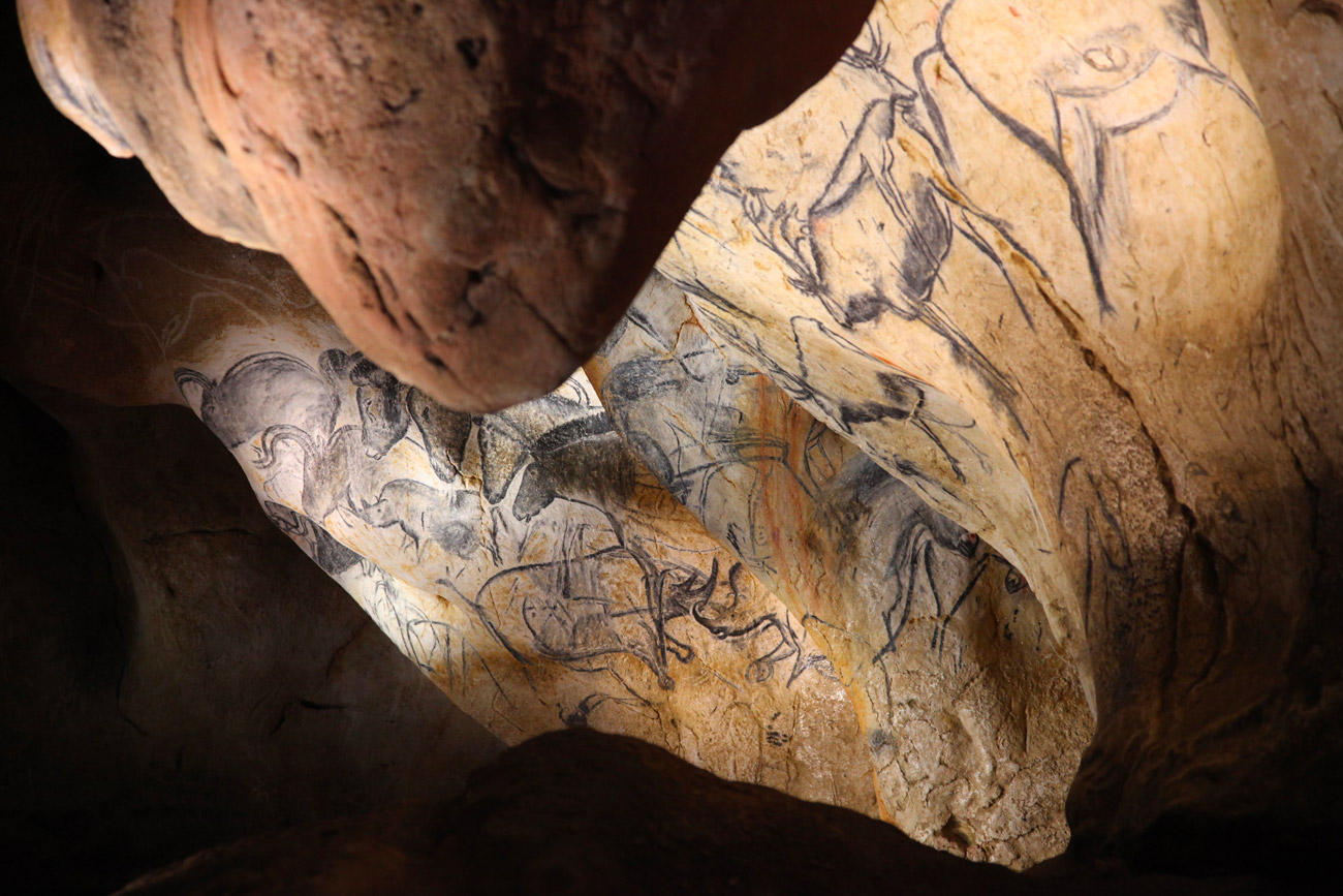 image Le-panneau-des-rennes-et-des-chevaux©-Patrick-Aventurier---Grotte-Chauvet-2--Ardèche