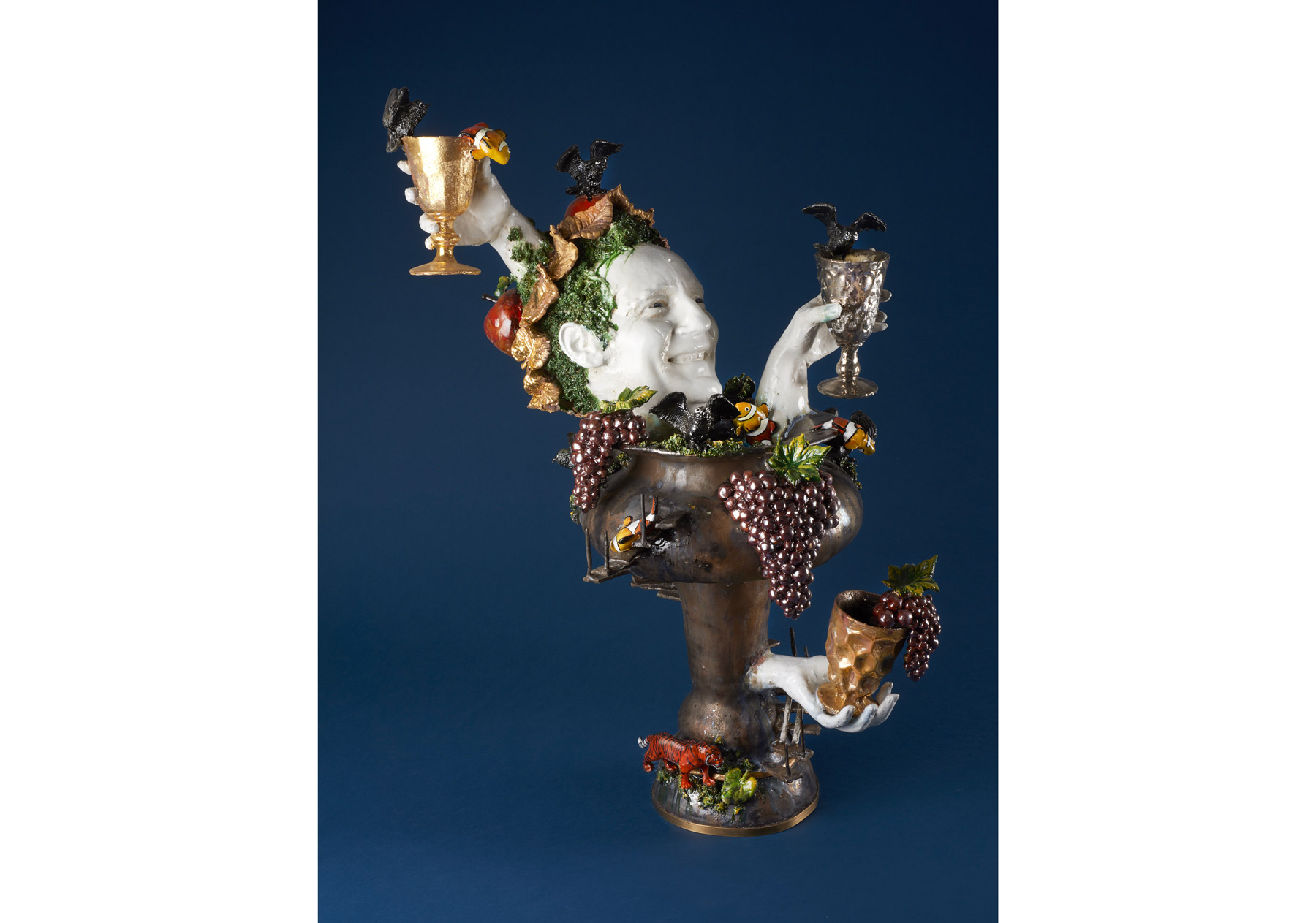 image Marlène-Mocquet,-ALAIN-ET-LA-CHOUETTE-DU-CHAI---2023---Gré-émaillé,-lustre-or-et-platine-6-copie-©-Pierre-Schwartz