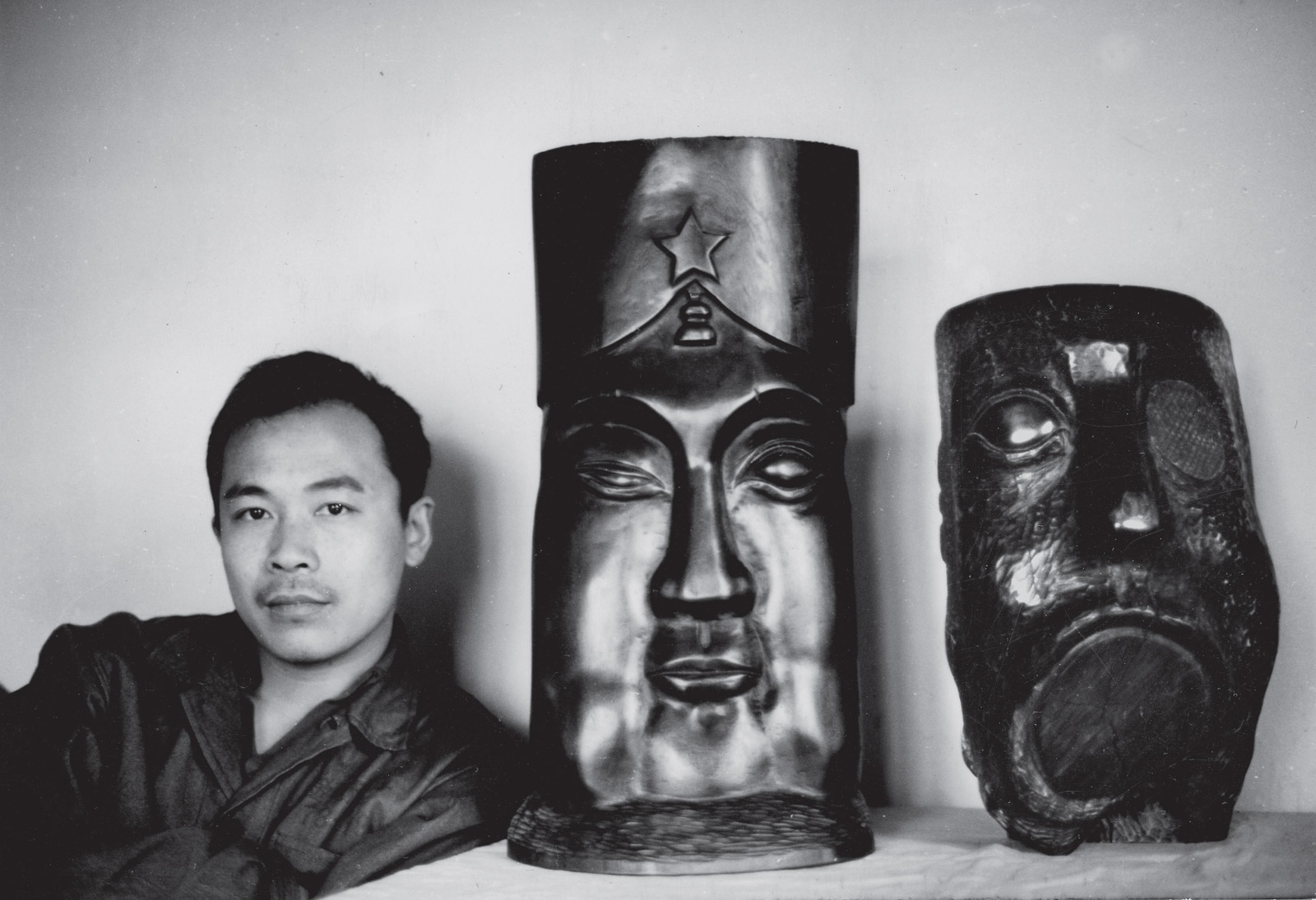 image Wang-Keping-(jeune)-1978-79-à-côté-de-ses-sculptures-Silence-et-Idole-©Wang-Keping-studio