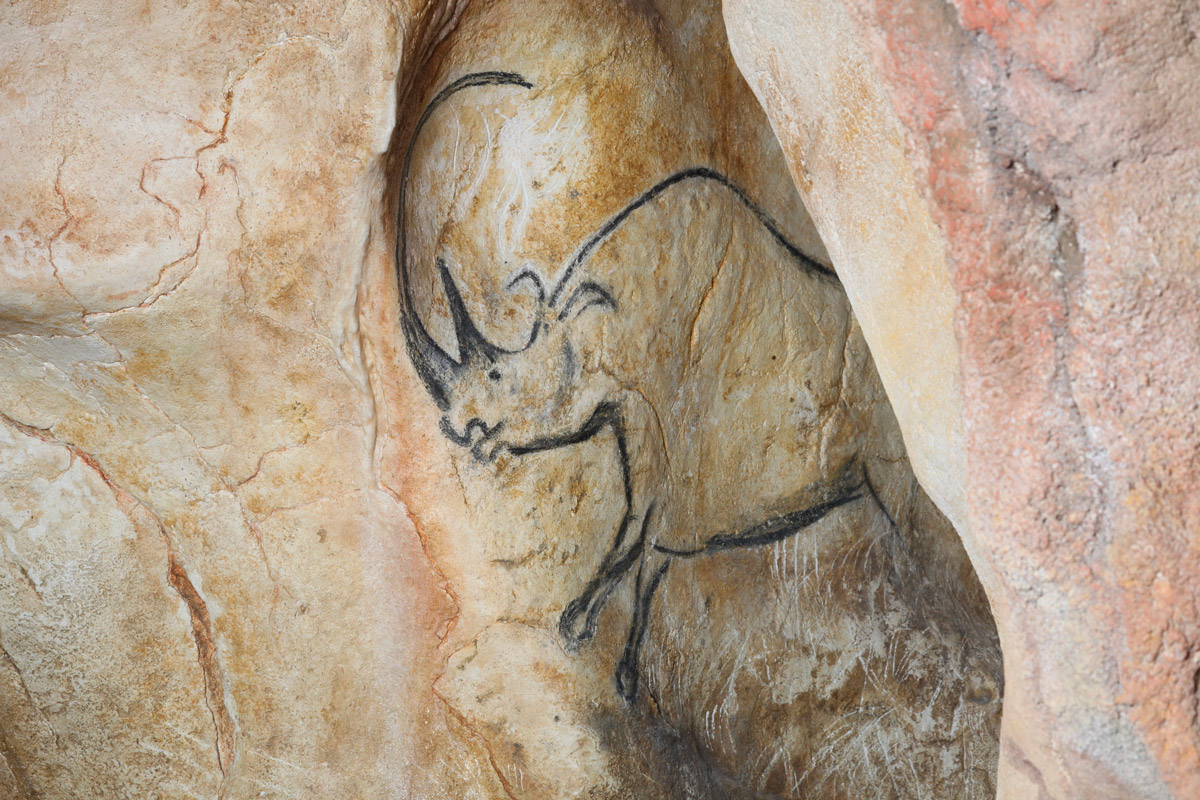 image rhino-sortant-de-la-paroi©-Patrick-Aventurier---Grotte-Chauvet-2--Ardèche