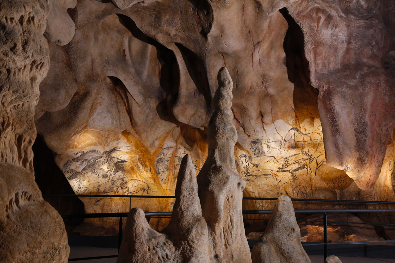 image vue-d-ensemble-panneau-des-chevaux©-Patrick-Aventurier---Grotte-Chauvet-2--Ardèche